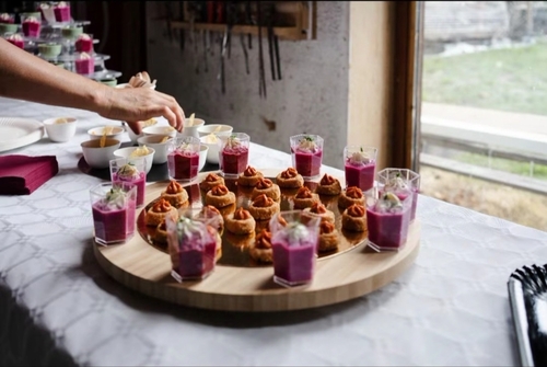 Un plateau de petits fours et des verrines