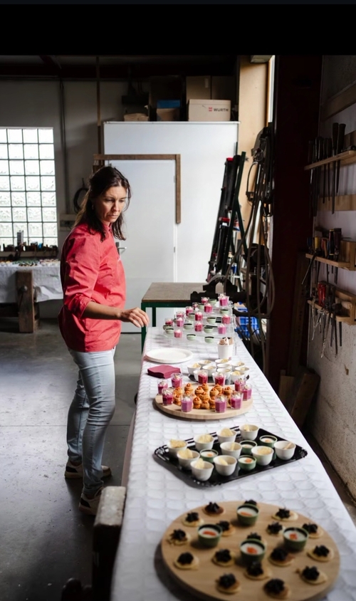 Tim'Toque devant plusieurs plateaux pour un buffet